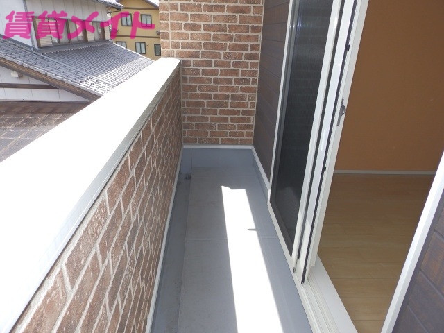 バルコニー　同建物反転タイプの部屋写真です