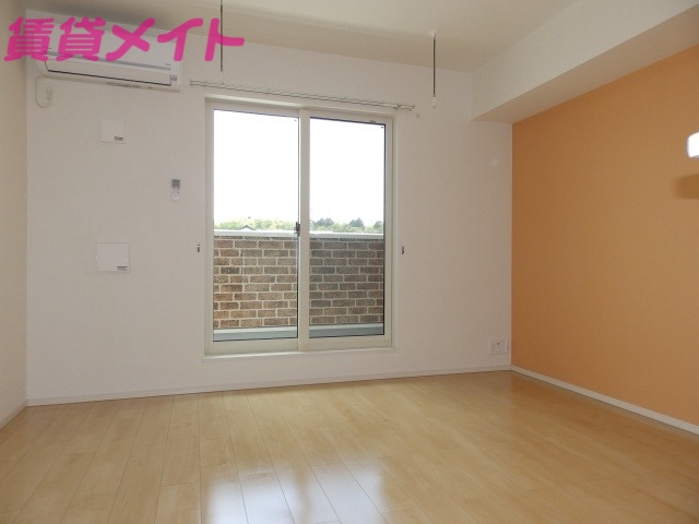 居室・リビング　同建物反転タイプの部屋写真です