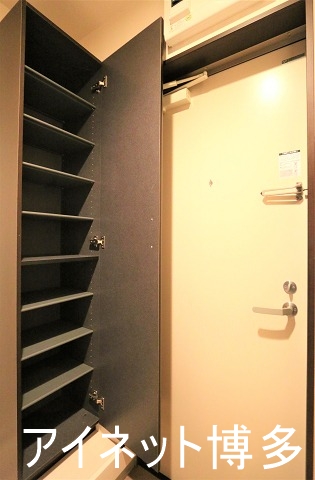 玄関　玄関には天井高シューズボックス付き