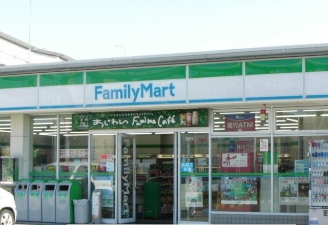コンビニ　ファミリーマート（コンビニ）まで450m