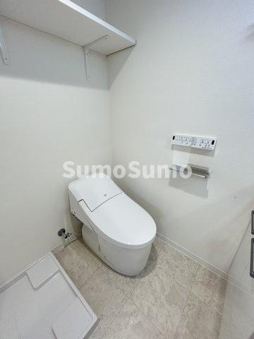 トイレ　落ち着いた色調のトイレです