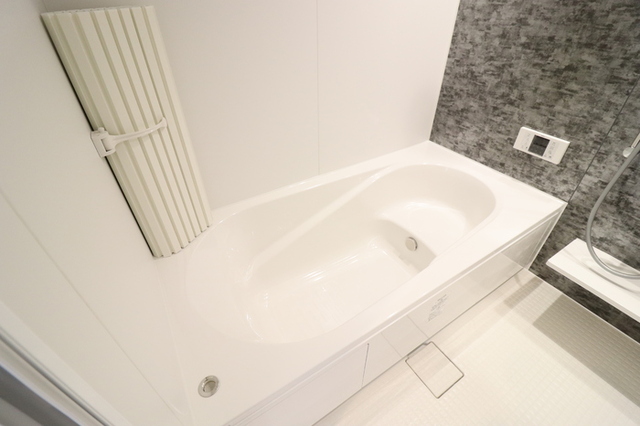 バス・シャワールーム　浴室換気乾燥機付き一坪タイプの浴槽です。