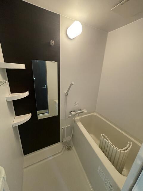 バス・シャワールーム　バストイレ別です。ゆったり