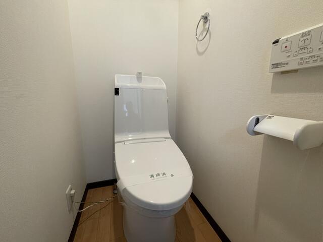 トイレ　温水洗浄便座付トイレ。