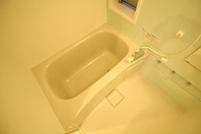 バス・シャワールーム　★窓もついていて換気にも困らないバスルーム★