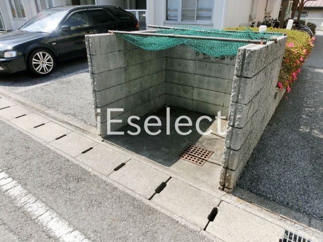 エントランス　専用ゴミ置き場。