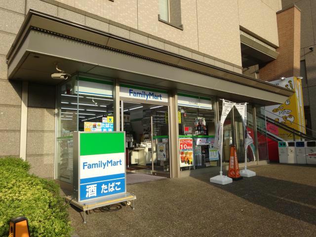 コンビニ　ファミリーマートラグザ大阪店（コンビニ）まで325m