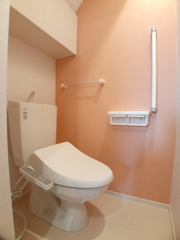 トイレ　落ち着いた色調のトイレです