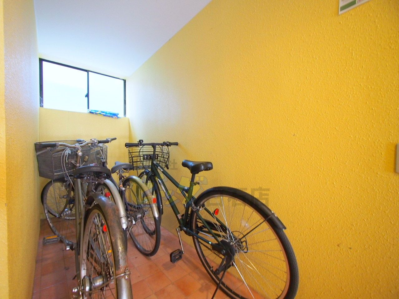 エントランス　屋内駐輪場完備しています♪