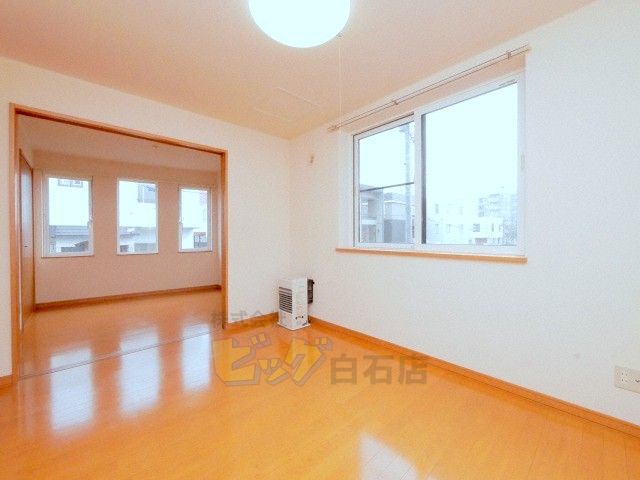 居室・リビング　日当たり良好で明るいリビングです♪