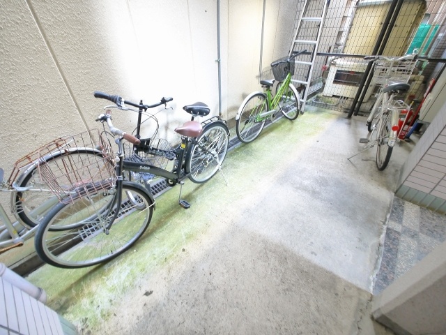 その他共有部分　ゆったりとした駐輪スペース。
