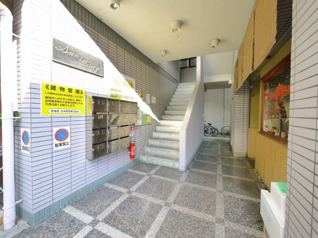 エントランス　キレイな共有スペース。