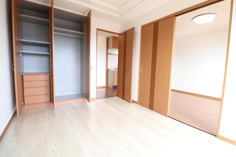 その他部屋・スペース　南側洋室６帖、クローゼット、収納あります。