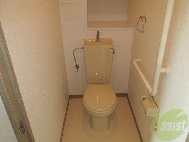 トイレ　きれいなトイレです、手すりもついてます。
