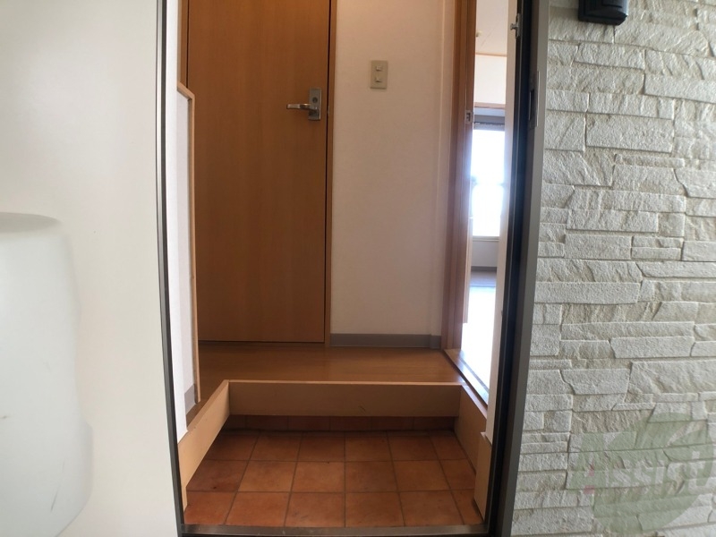 玄関　玄関の様子です。明るい印象ですね。気分もあがりそう。