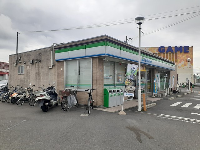 コンビニ　ファミリーマート様（コンビニ）まで350m