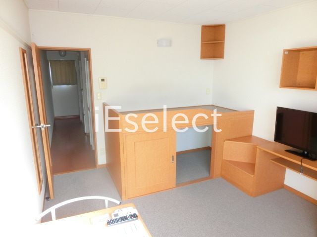 居室・リビング　カーペット張りのお部屋です
