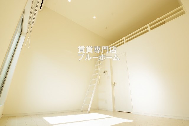 居室・リビング　高い天井の洋室7.08帖です！