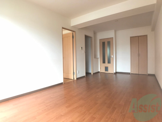 居室・リビング　明るい光が差し込む素敵なお部屋でございます。