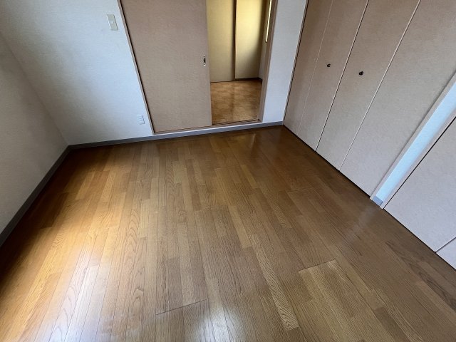その他部屋・スペース　落ち着いた色調の寝室です