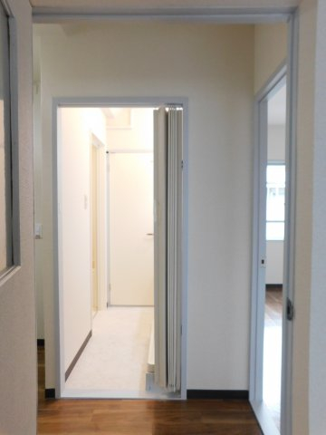 玄関　※写真は１０６号室です