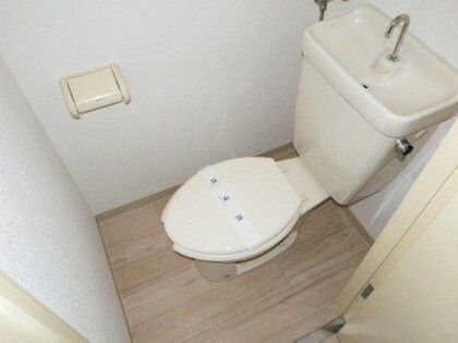 トイレ　※写真は別号室です。