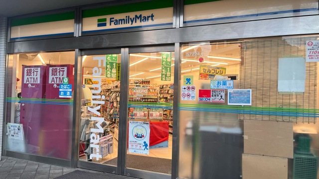 コンビニ　ファミリーマート喜多見駅北店（コンビニ）まで632m