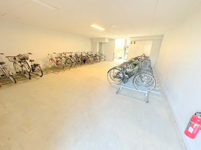 その他設備　敷地内にある駐輪場。雨の日にはうれしい屋根つきです。