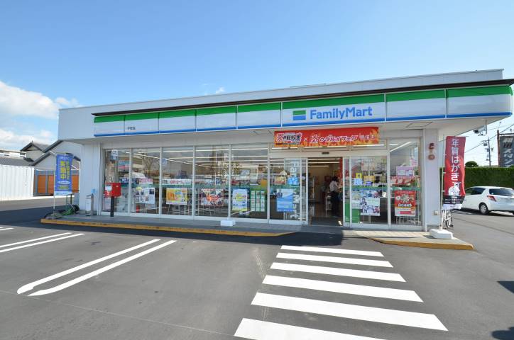 コンビニ　ファミリーマート（コンビニ）まで552m