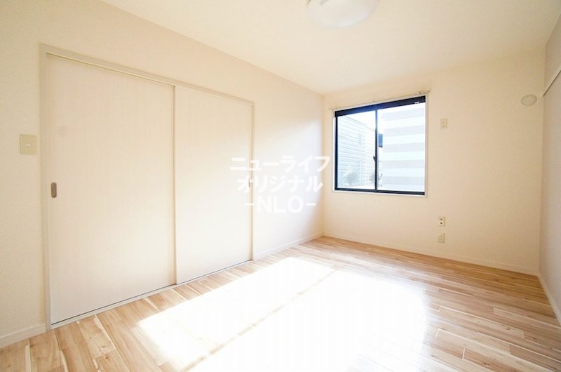 その他部屋・スペース　6.4帖洋室　明るく落ち着いた住空間です。
