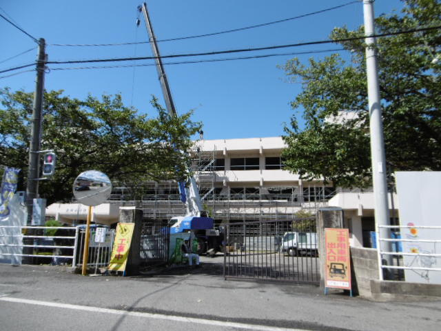 小学校　新居浜市立泉川小学校（小学校）まで1558m