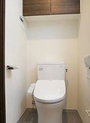トイレ　落ち着いた色調のトイレです