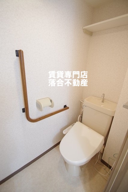 トイレ　落ち着いた色調のトイレ