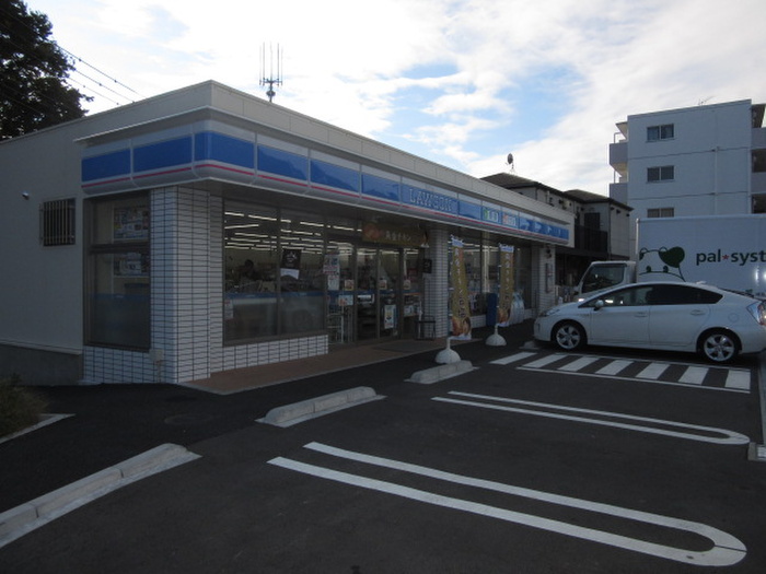 コンビニ　ローソン（コンビニ）まで750m