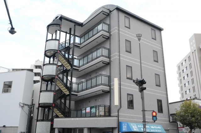 建物外観　コンビニすぐ近く♪