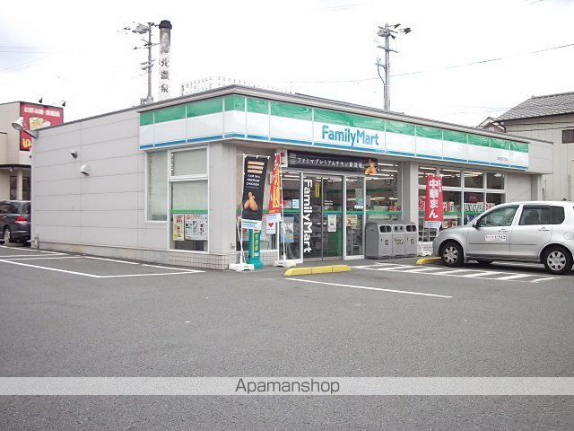 コンビニ　ファミリーマート（コンビニ）まで300m