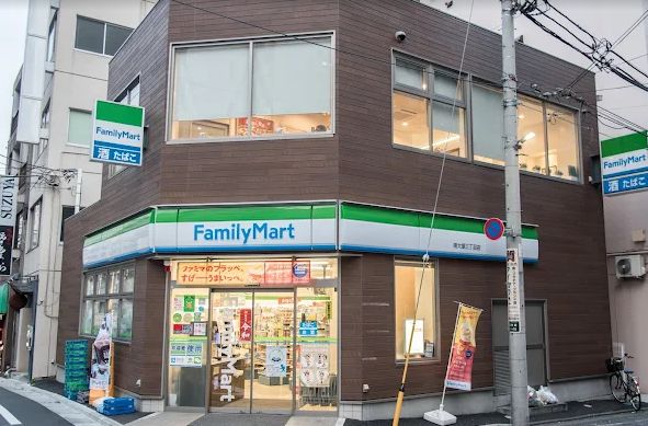 コンビニ　ファミリーマート南大塚三丁目店（コンビニ）まで62m