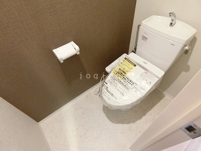 トイレ　温水洗浄便座付きで嬉しいですね。