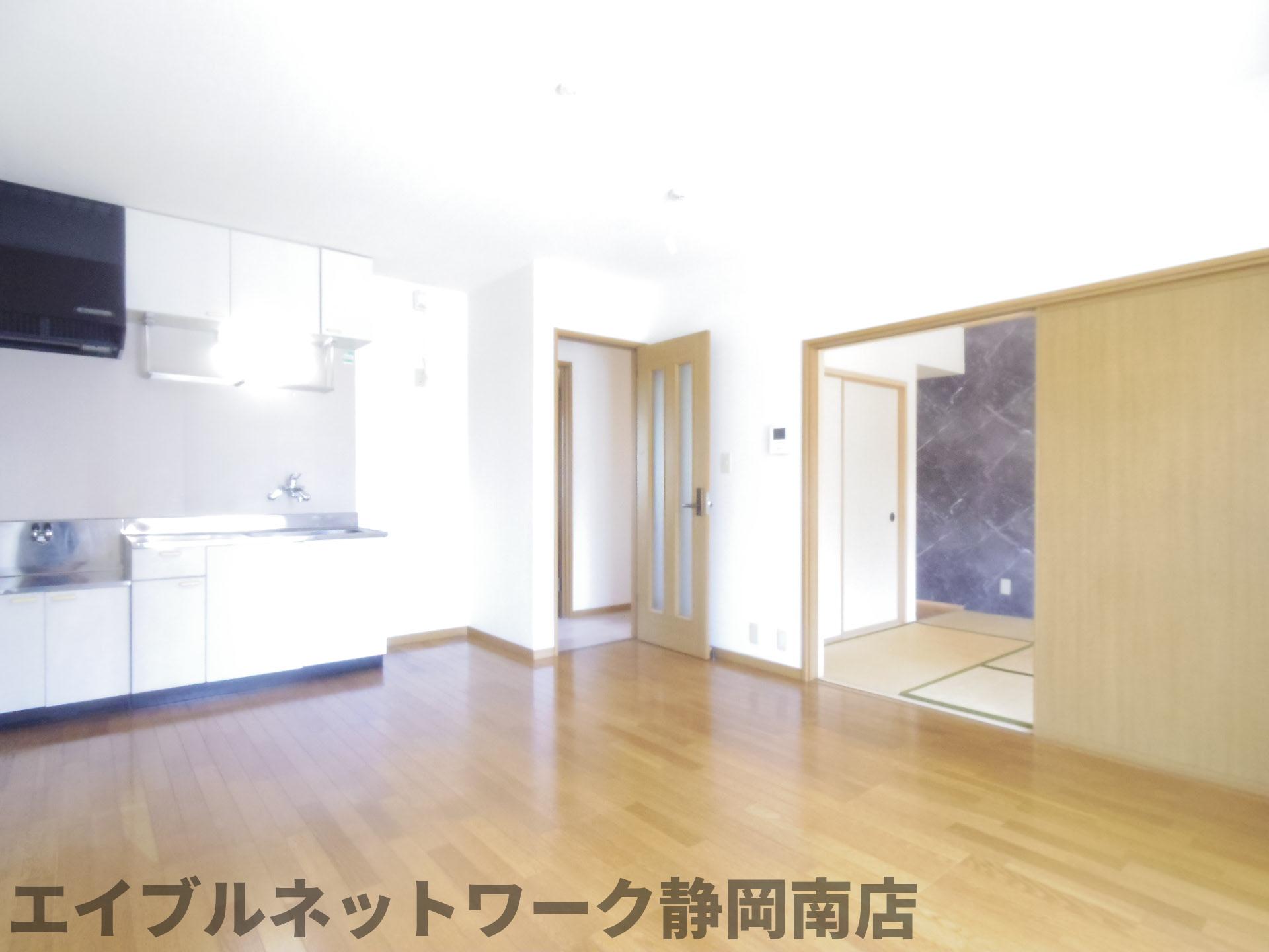 居室・リビング　こちらのリビングで趣味の時間をお楽しみください