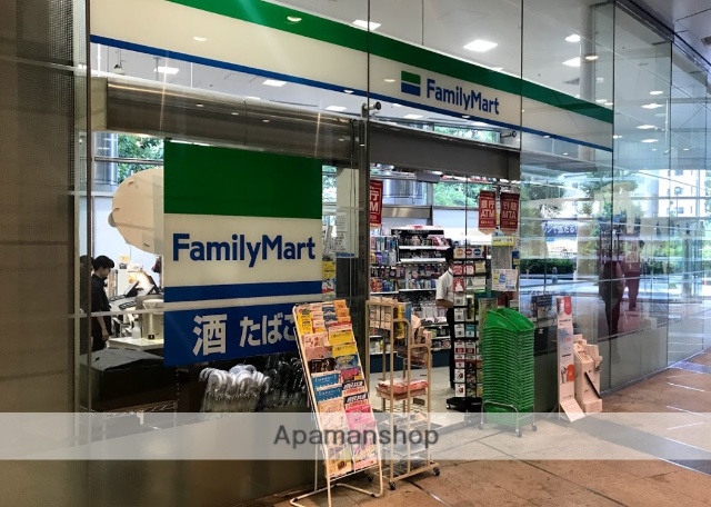 コンビニ　ファミリーマート（コンビニ）まで861m