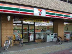 コンビニ　セブンイレブン（コンビニ）まで713m