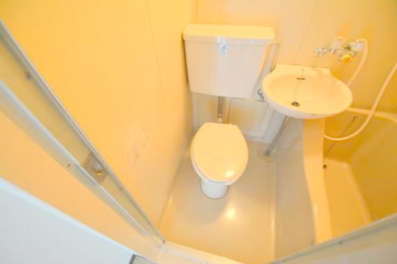 トイレ　白くてピカピカのトイレですね。お掃除もしやすいです。