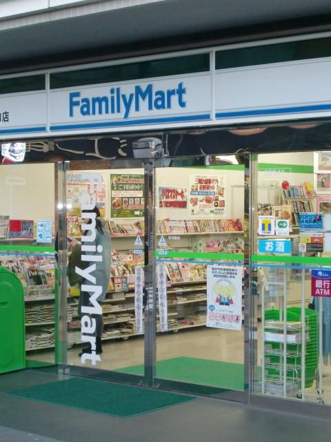 コンビニ　ファミリーマート鎌倉駅西口店（コンビニ）まで301m