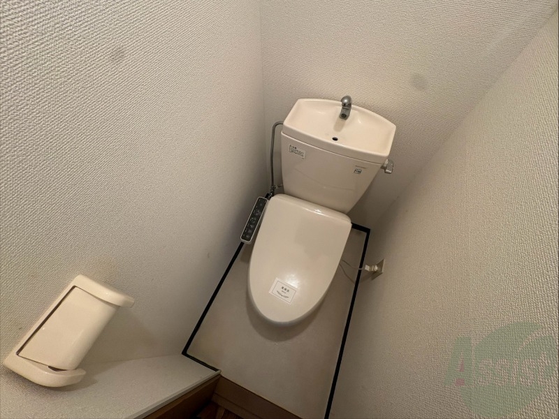 トイレ　ウォシュレット機能がついたトイレです。安心して使用できます。