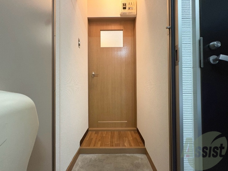 玄関　玄関の様子です。広い洋室にすぐ繋がっています。