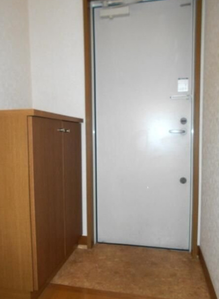 玄関　別部屋の画像を使用しております。