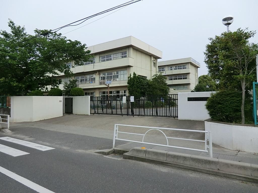 小学校　越谷市立大間野小学校（小学校）まで790m