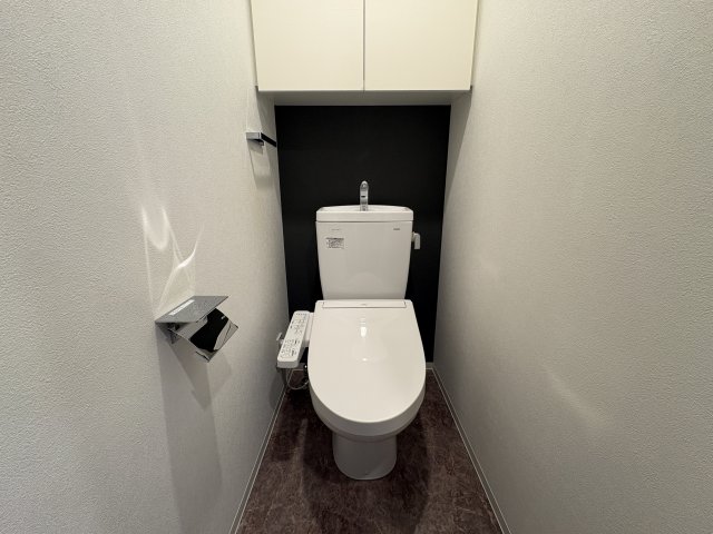 トイレ　【上部に戸棚があり収納に困らない】アクセントクロスがおしゃれ