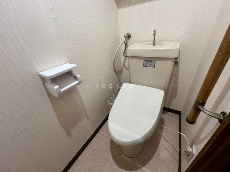 トイレ　嬉しい温水洗浄便座付きのトイレです。