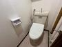 トイレ　嬉しい温水洗浄便座付きのトイレです。